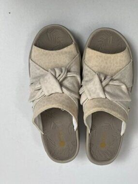 NWOT Cream Bzees Smile Wedge 10M